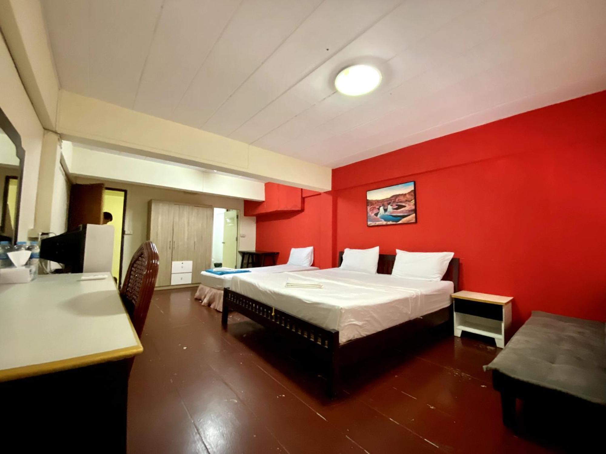 Patong Adventure Hostel Dış mekan fotoğraf